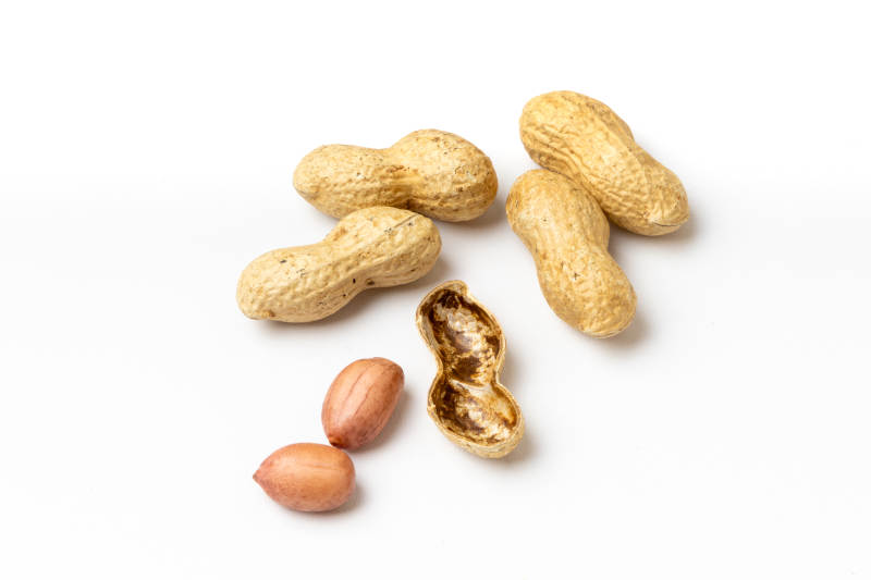 带壳与剥壳花生对比图片