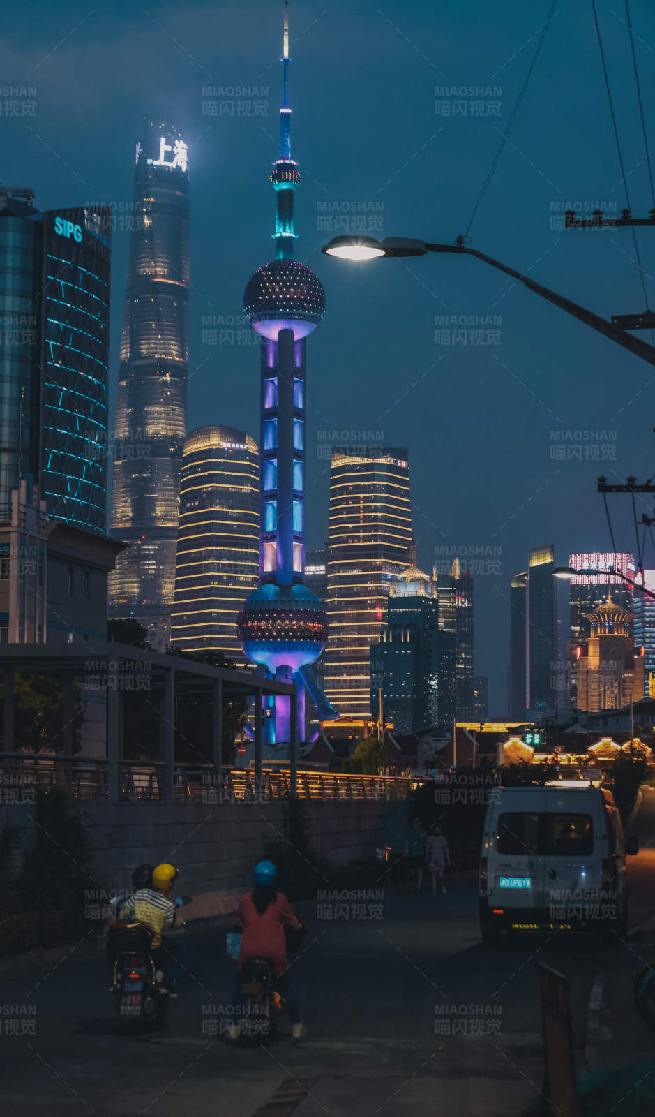 夜幕下的城市天际线图片