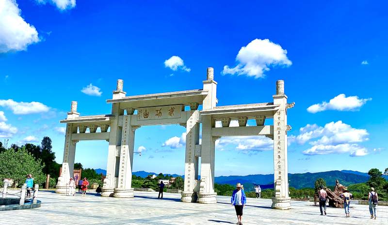 天坛牌坊蓝天白云图片