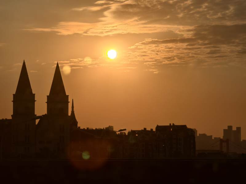 夕阳下的城市剪影图片