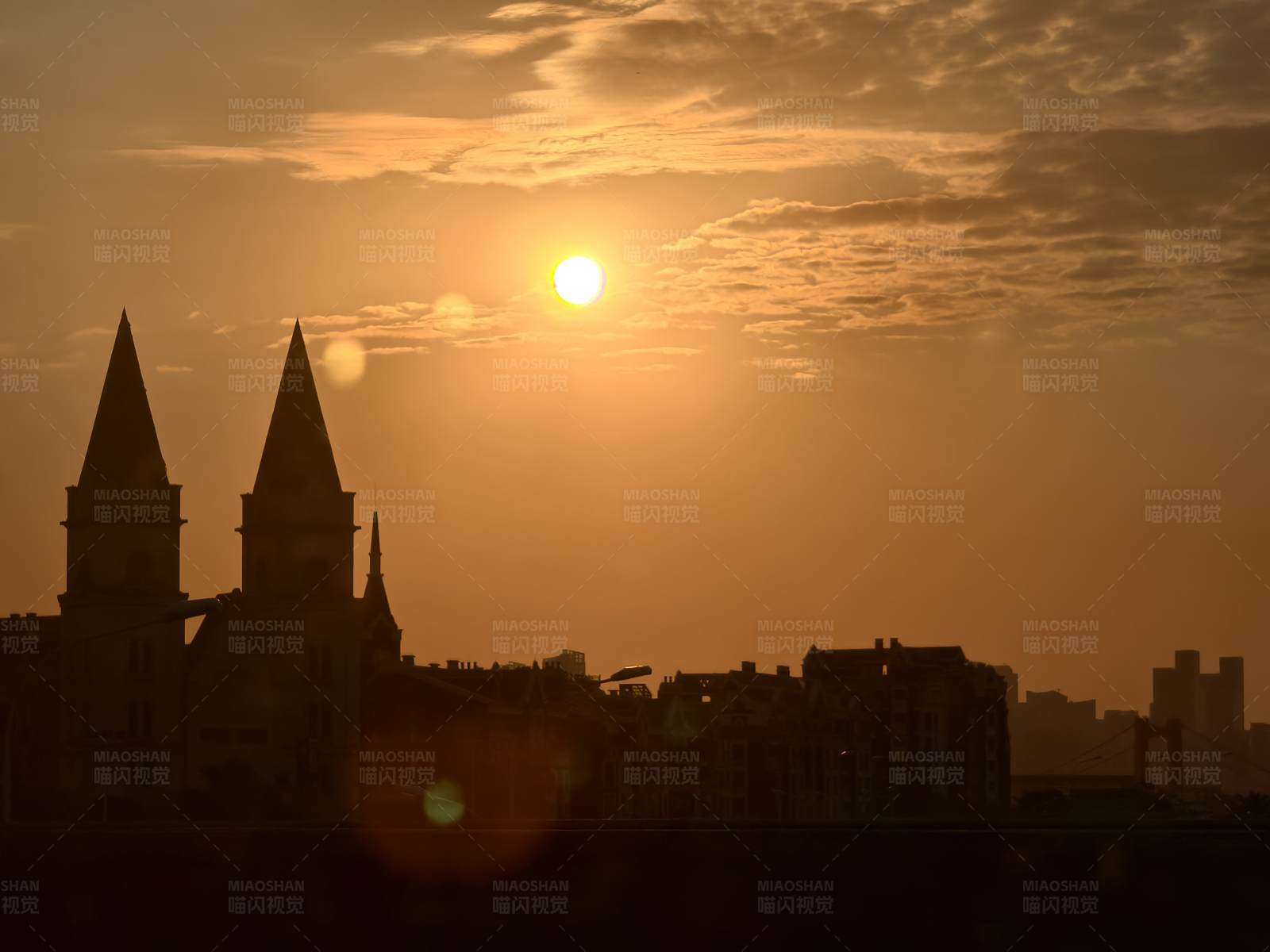夕阳下的城市剪影图片
