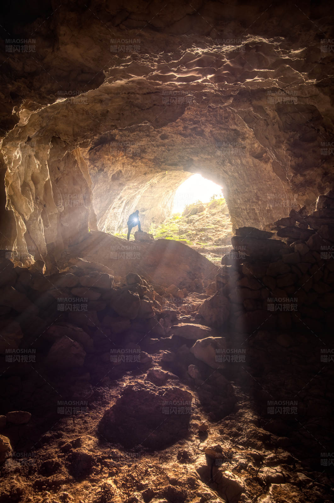 洞穴尽头的光明图片