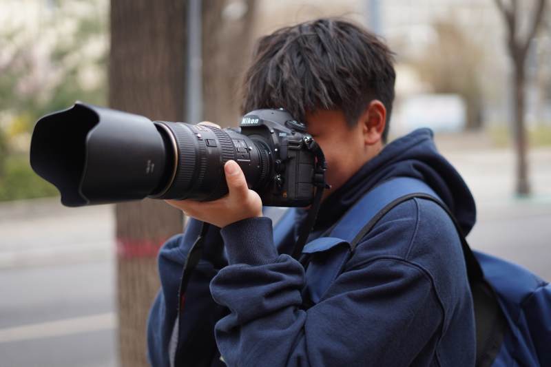 少年摄影师街头抓拍图片