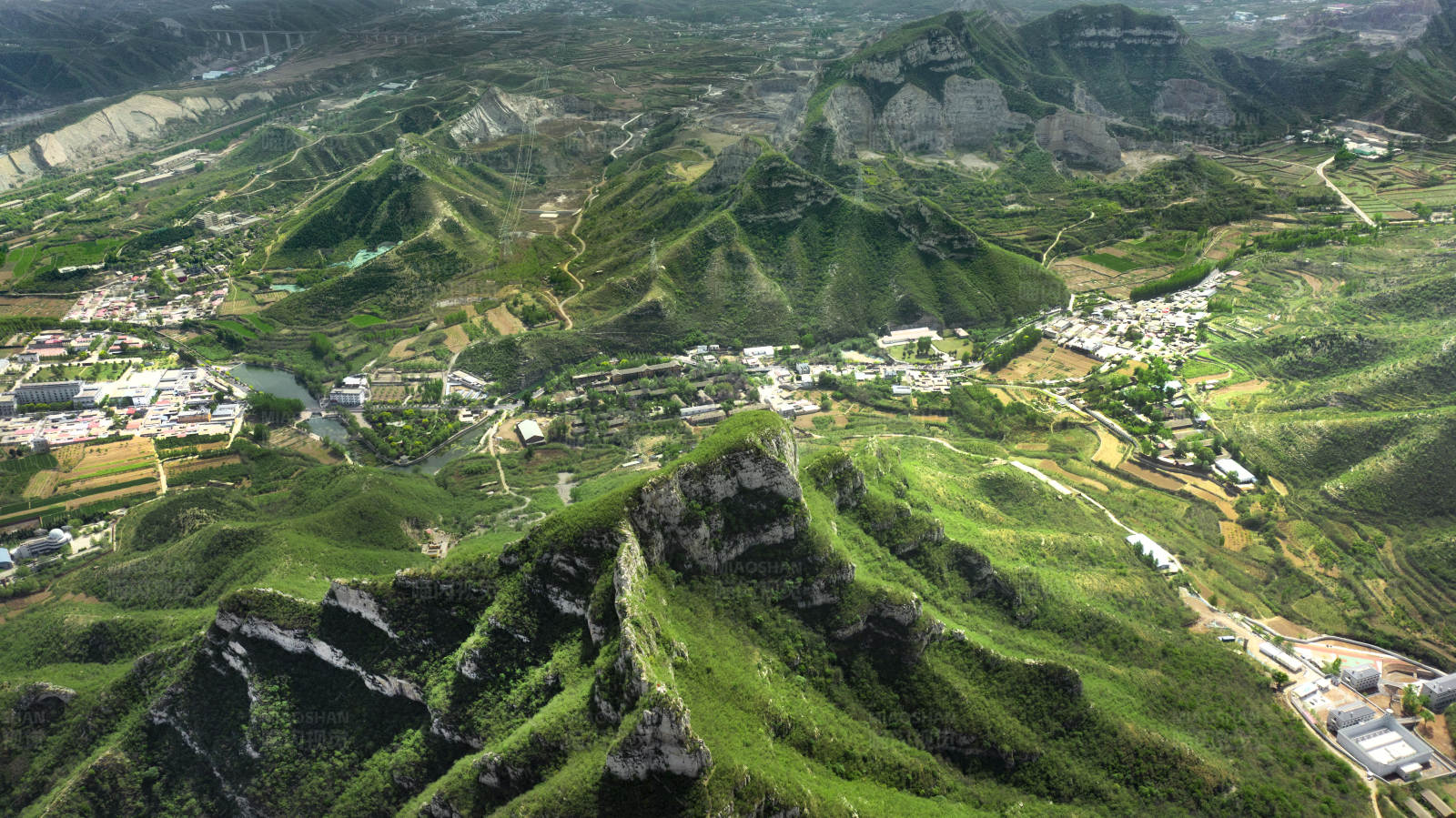 山谷中的城市图片