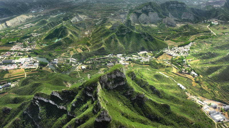 山谷中的城市图片