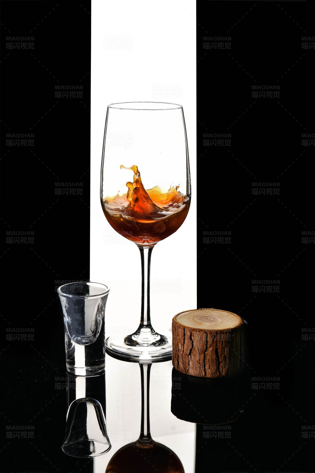 美酒与木块的静物图片