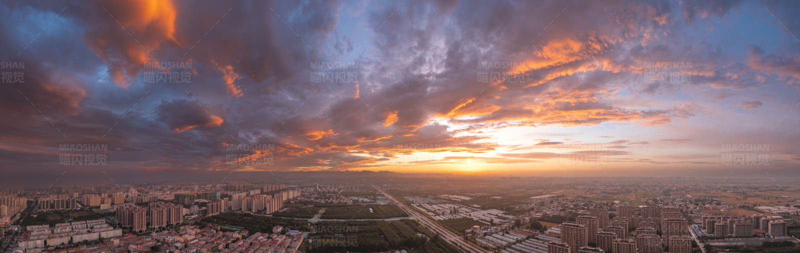 夕阳下的城市全景图片