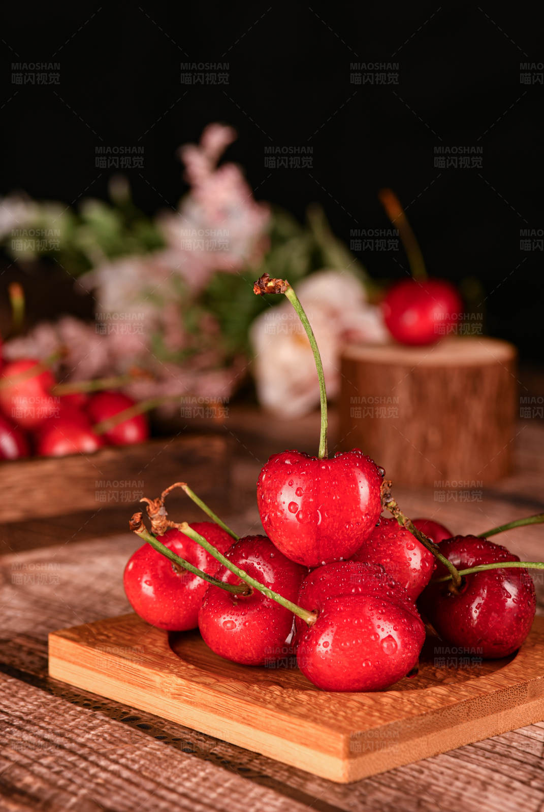 樱桃与花朵的静物图片