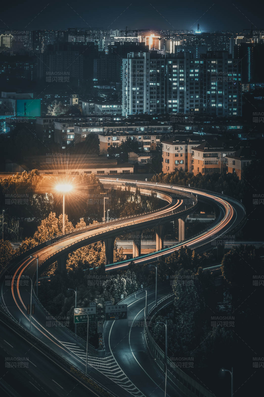 夜色中的城市高架桥图片