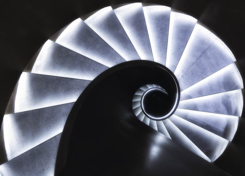 螺旋楼梯的光影艺术图片