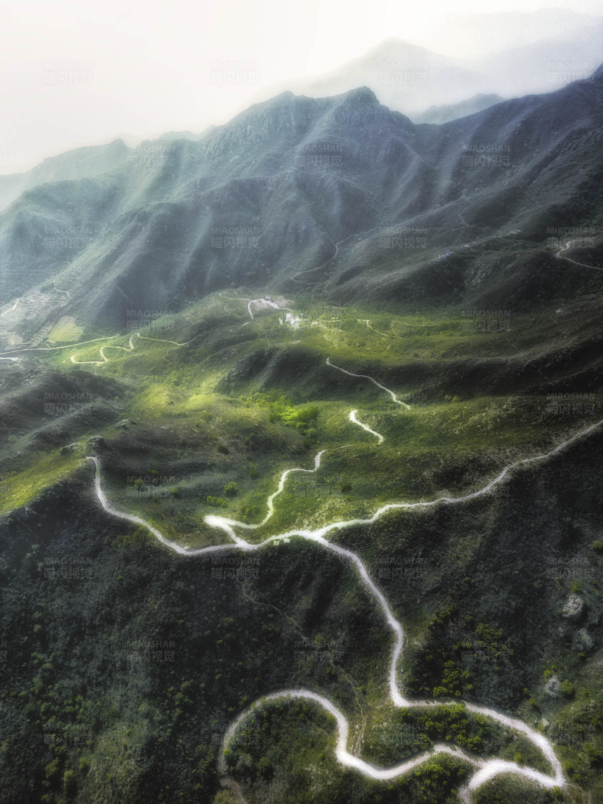 山路蜿蜒 云雾缭绕图片