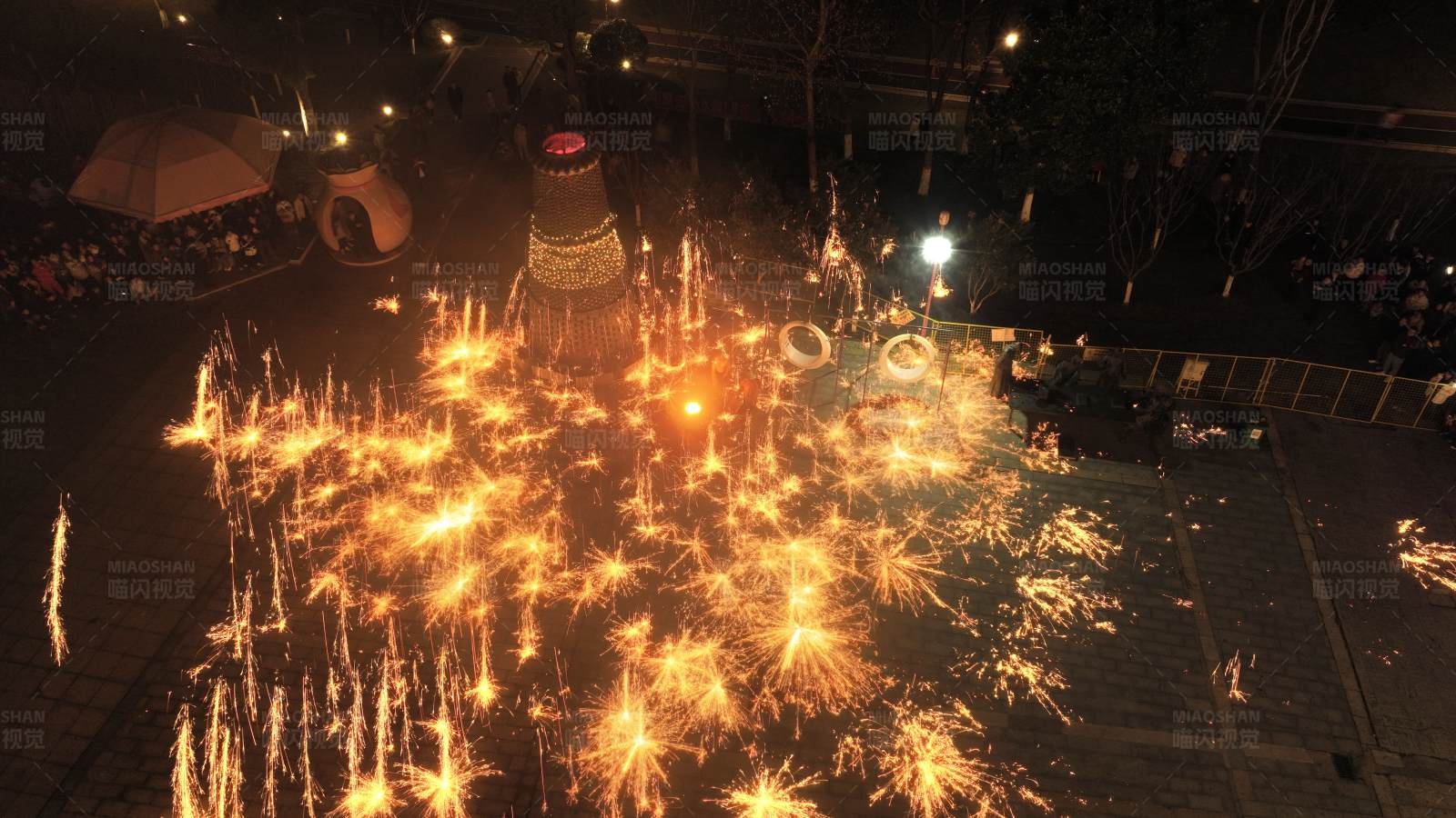 烟花绽放夜空庆祝图片