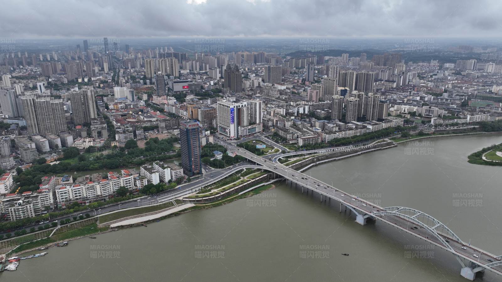 城市河畔天际线图片