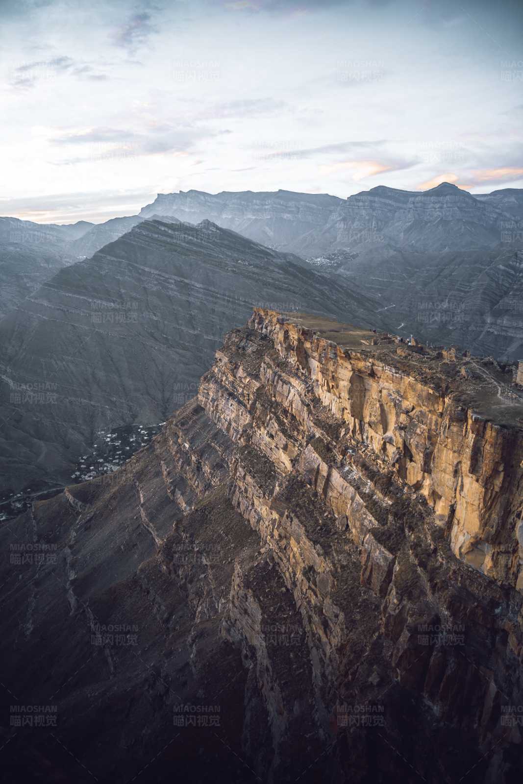 壮丽山崖夕阳景图片