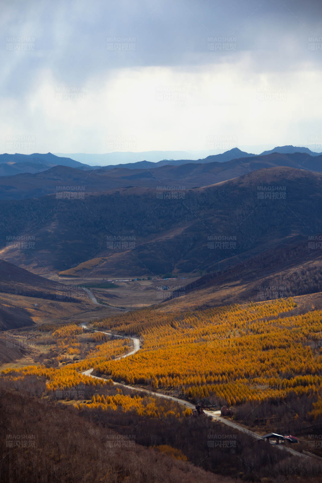 秋日山谷公路图片