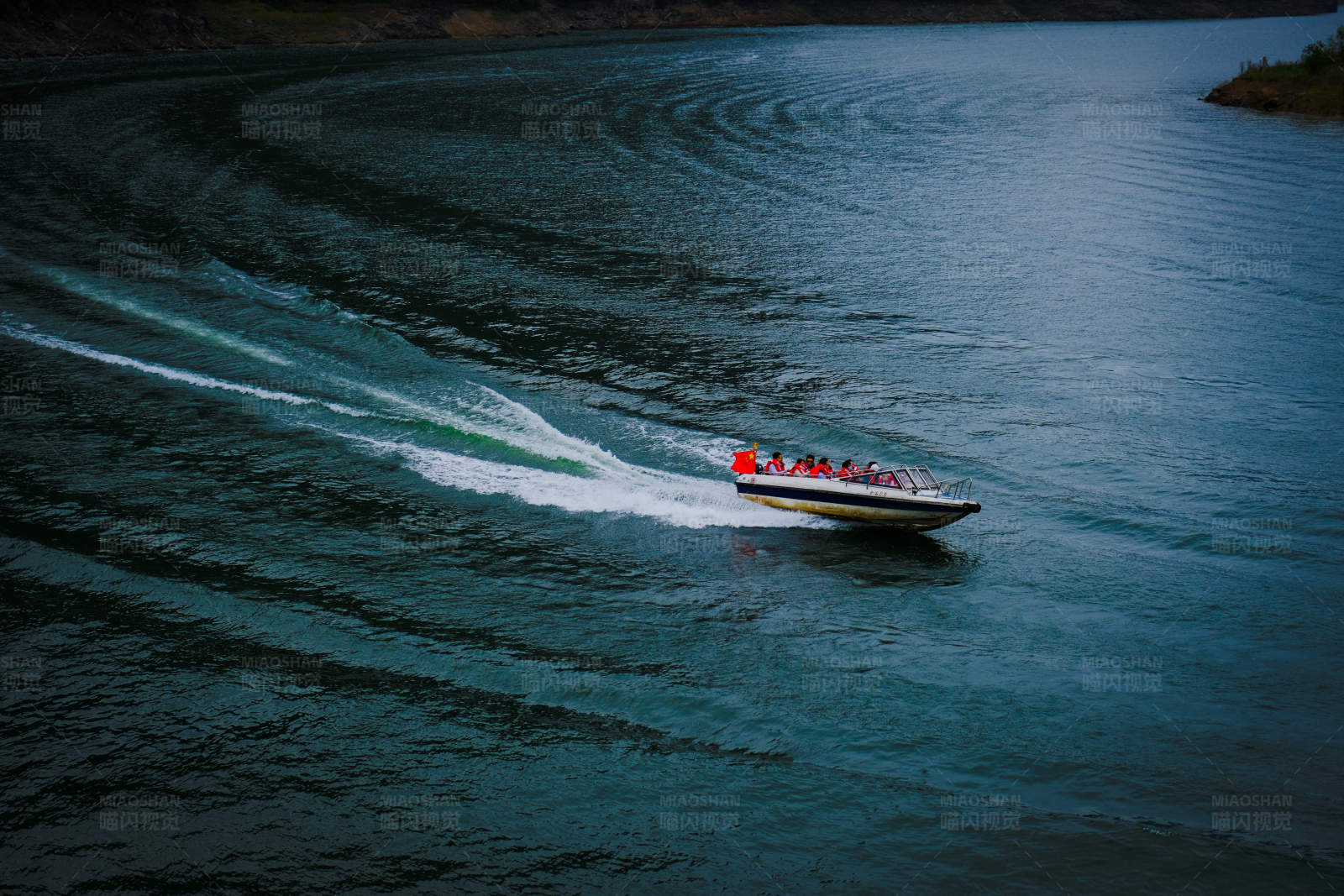 疾驰的快艇图片