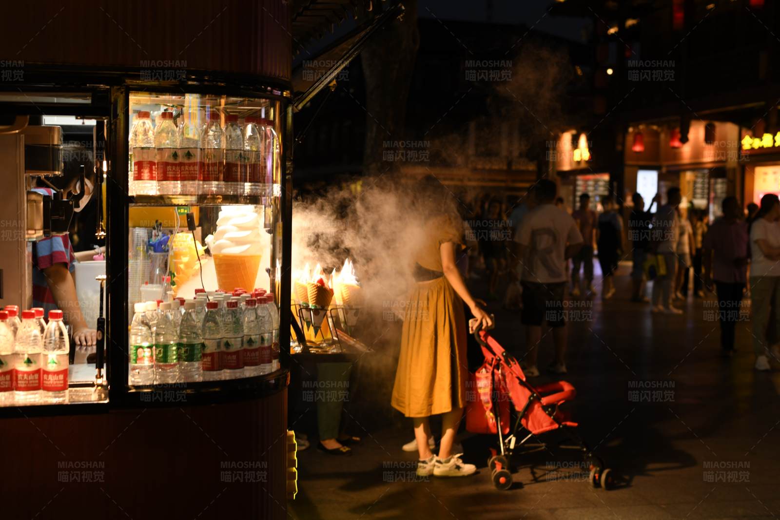 夜市摊位与行人图片