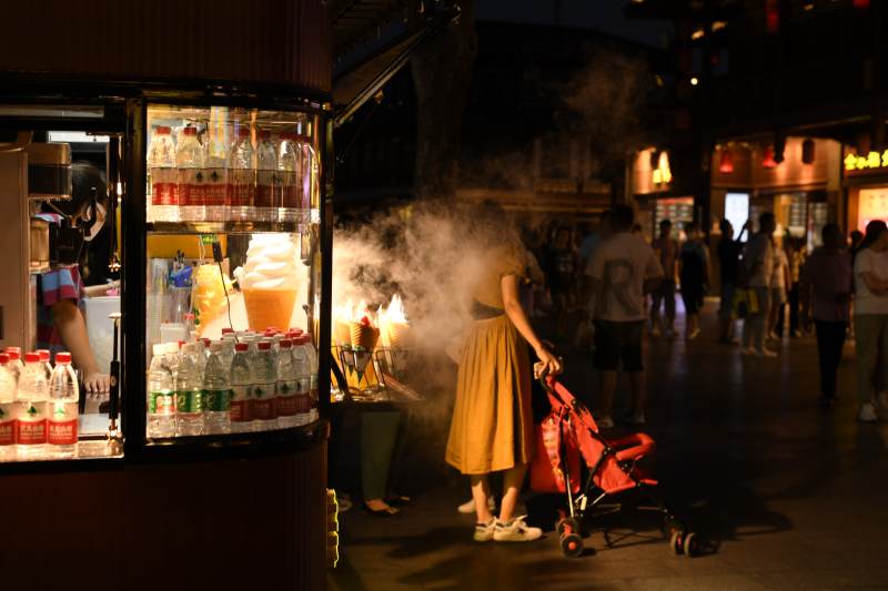 夜市摊位与行人图片