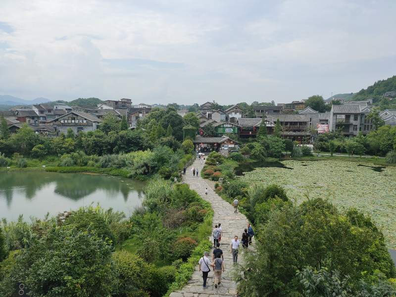 古村石桥游人如织图片