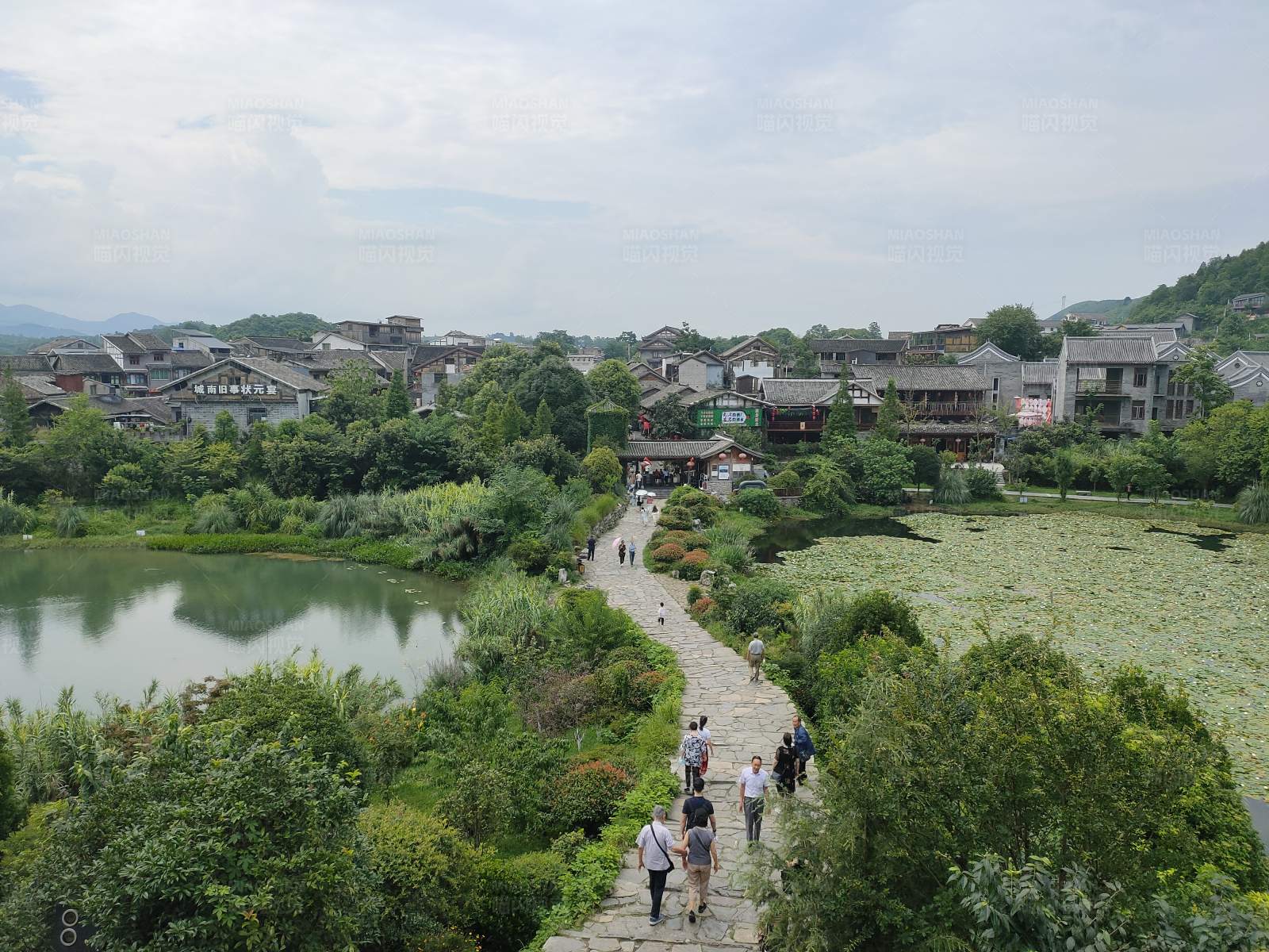 古村石桥游人如织图片