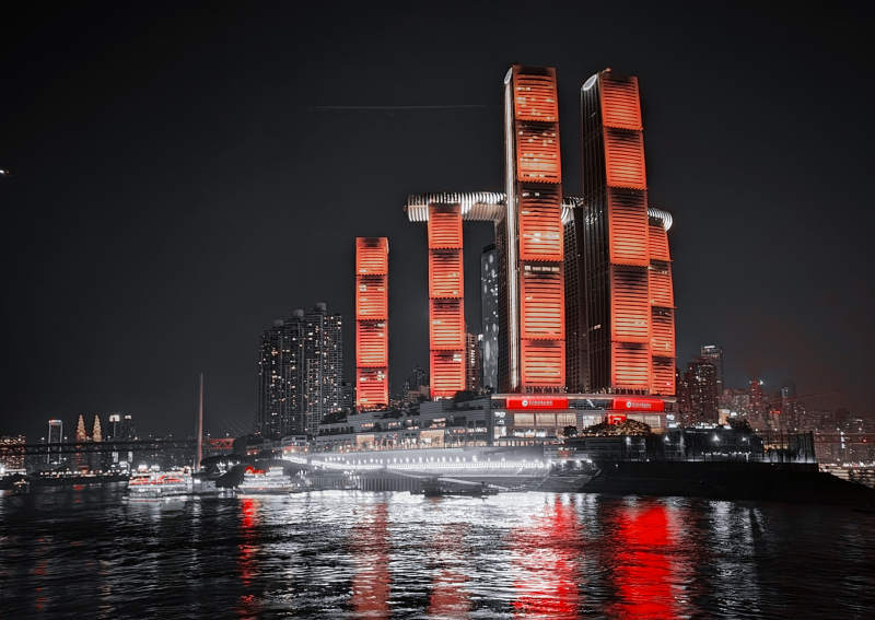 红光璀璨的现代建筑图片