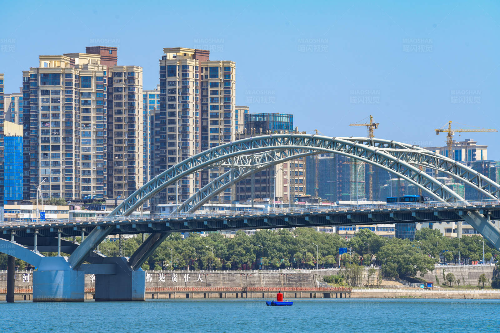 城市桥梁与建筑景观图片