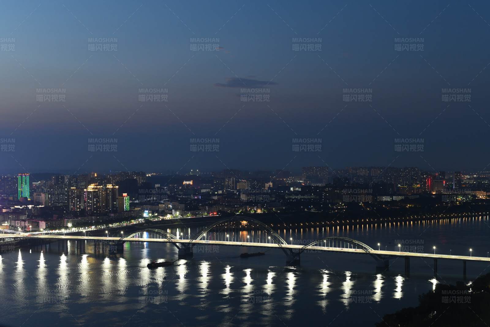 夜色下的城市桥梁图片