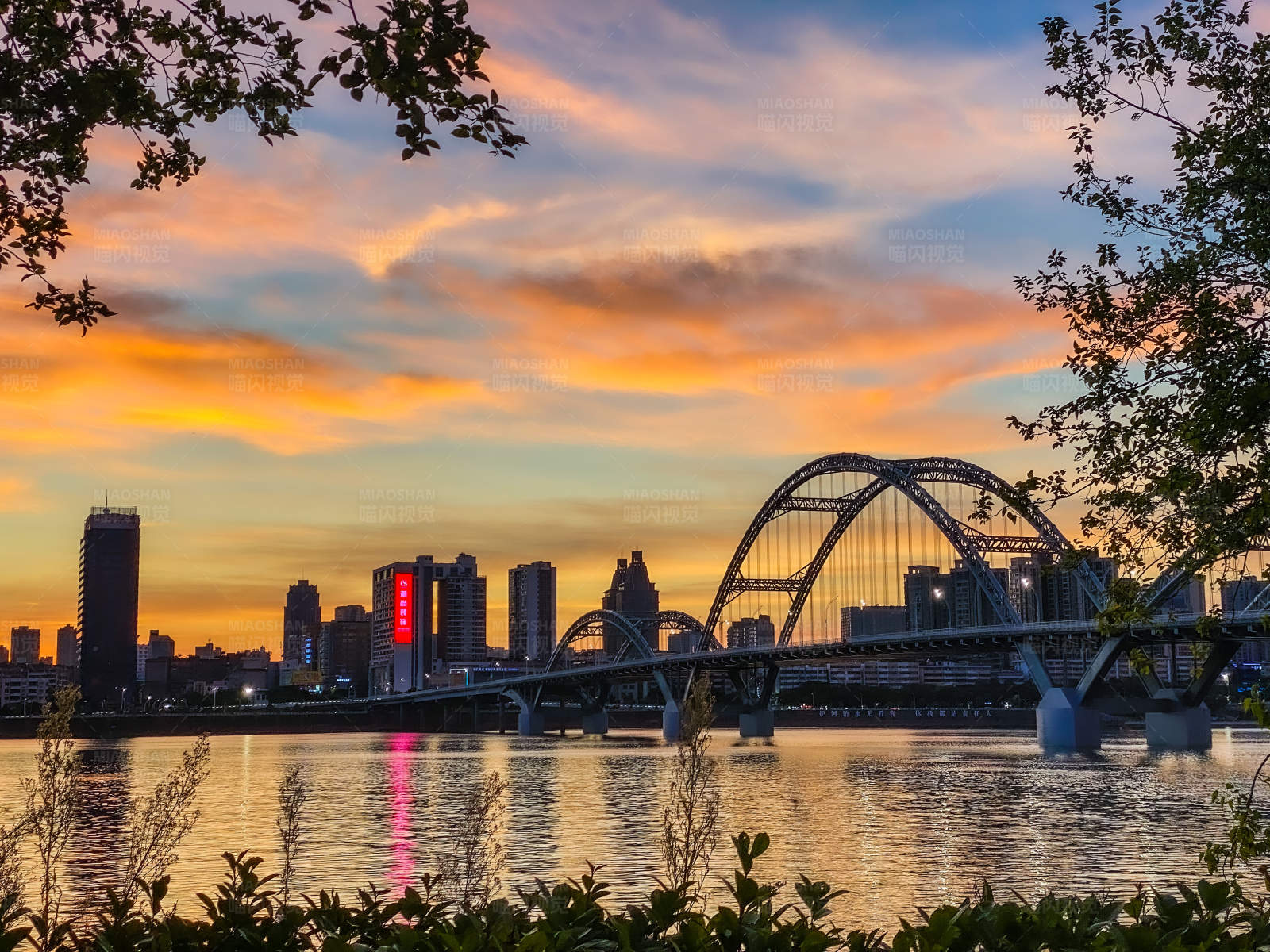 夕阳下的城市天际线图片