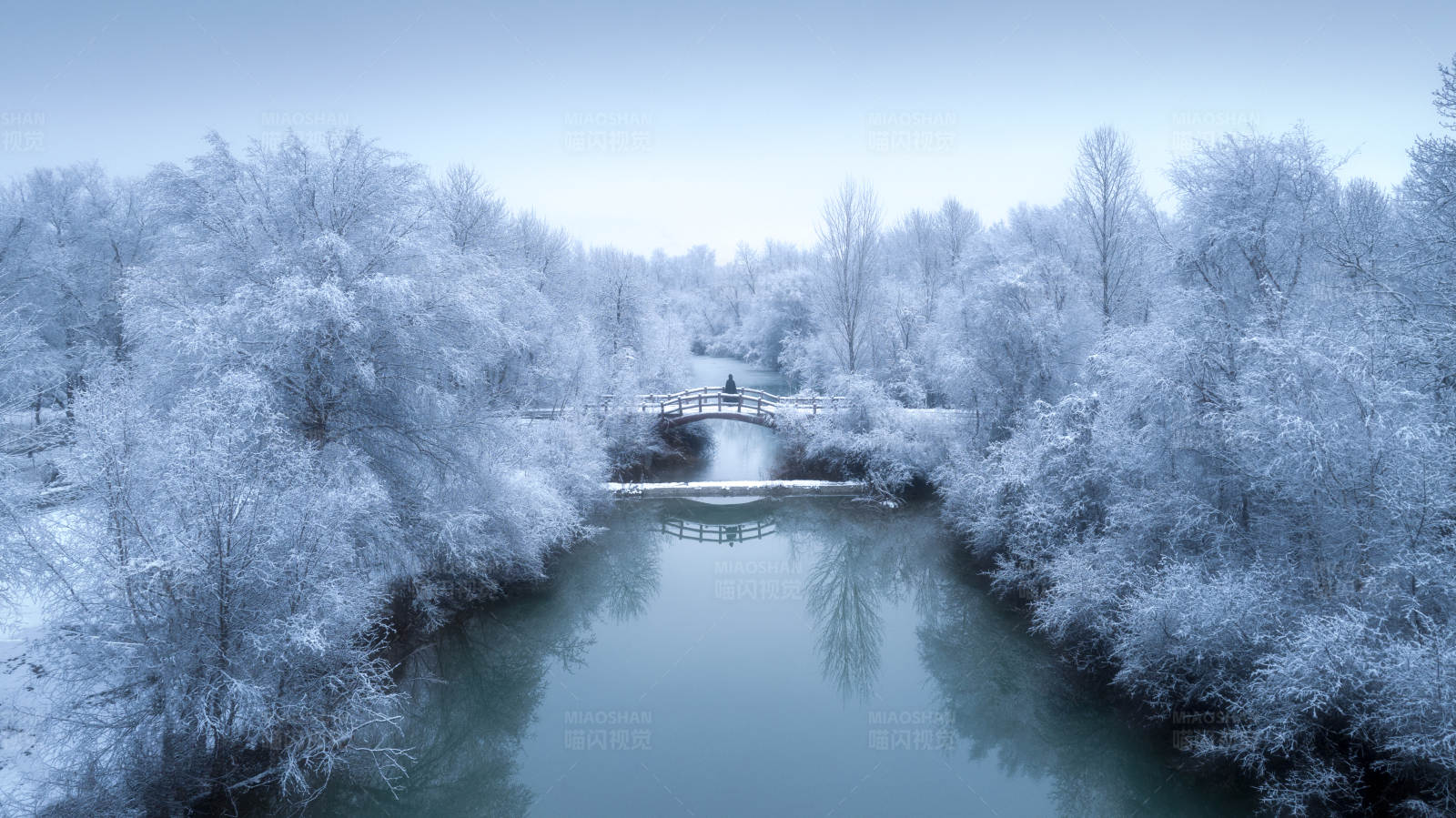 冬日雪景 河畔静谧图片