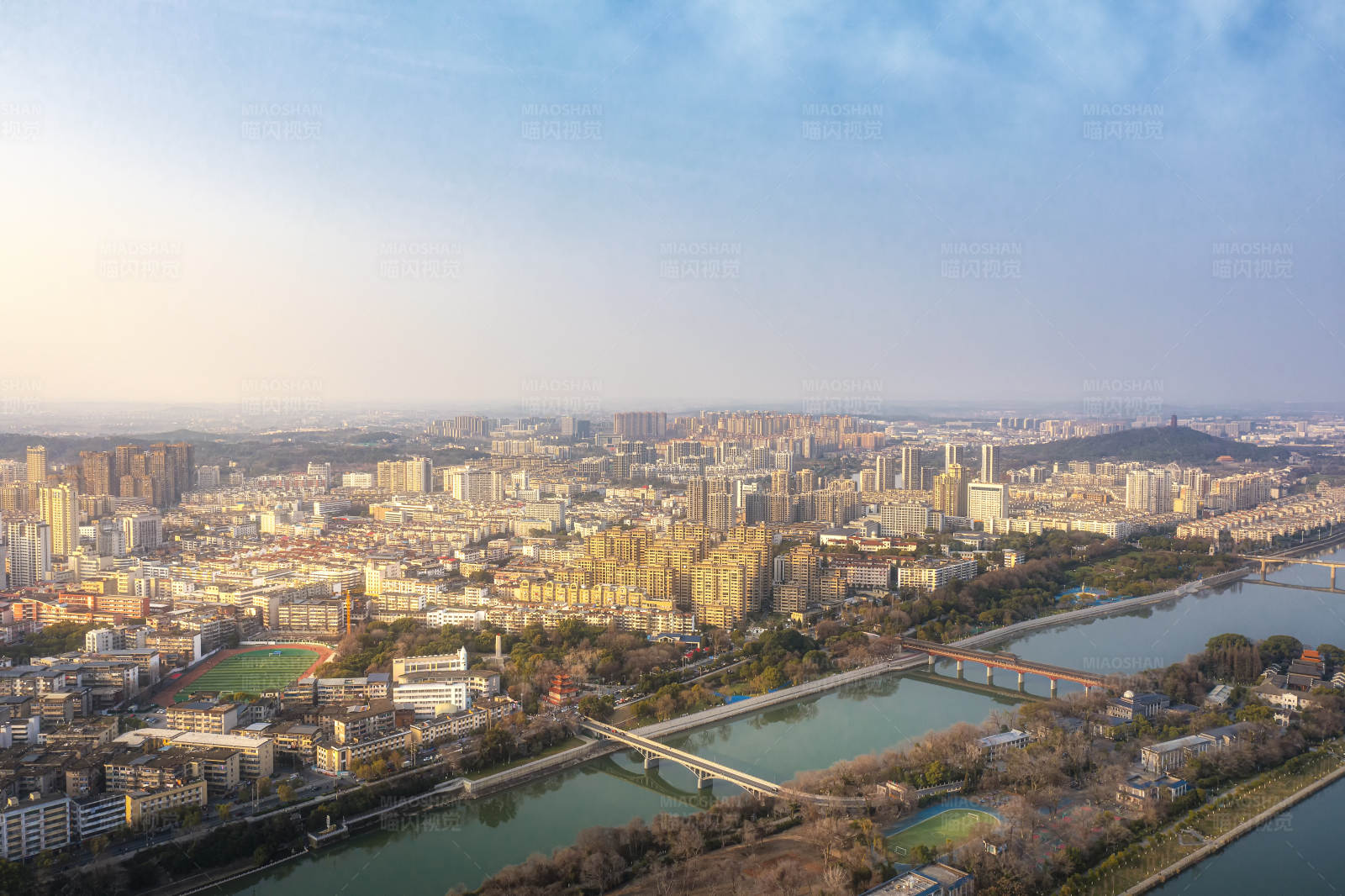 城市全景 河畔风光图片