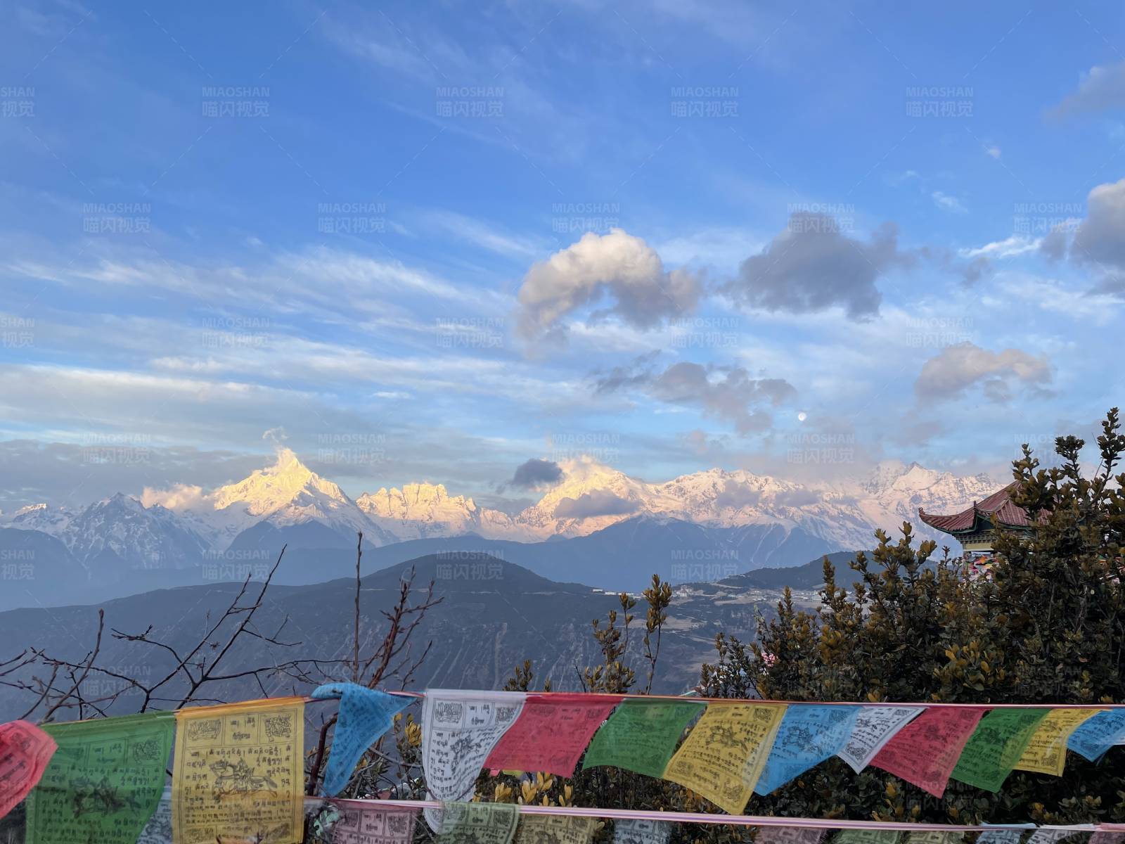 雪山之巅的经幡图片