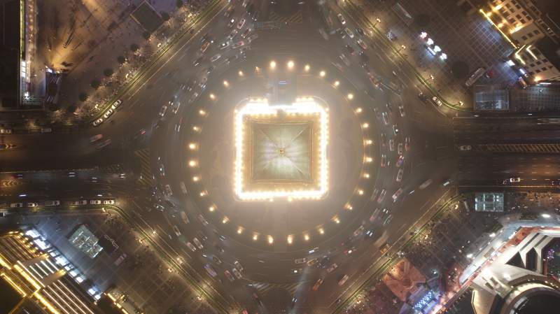 夜空下的城市之眼图片