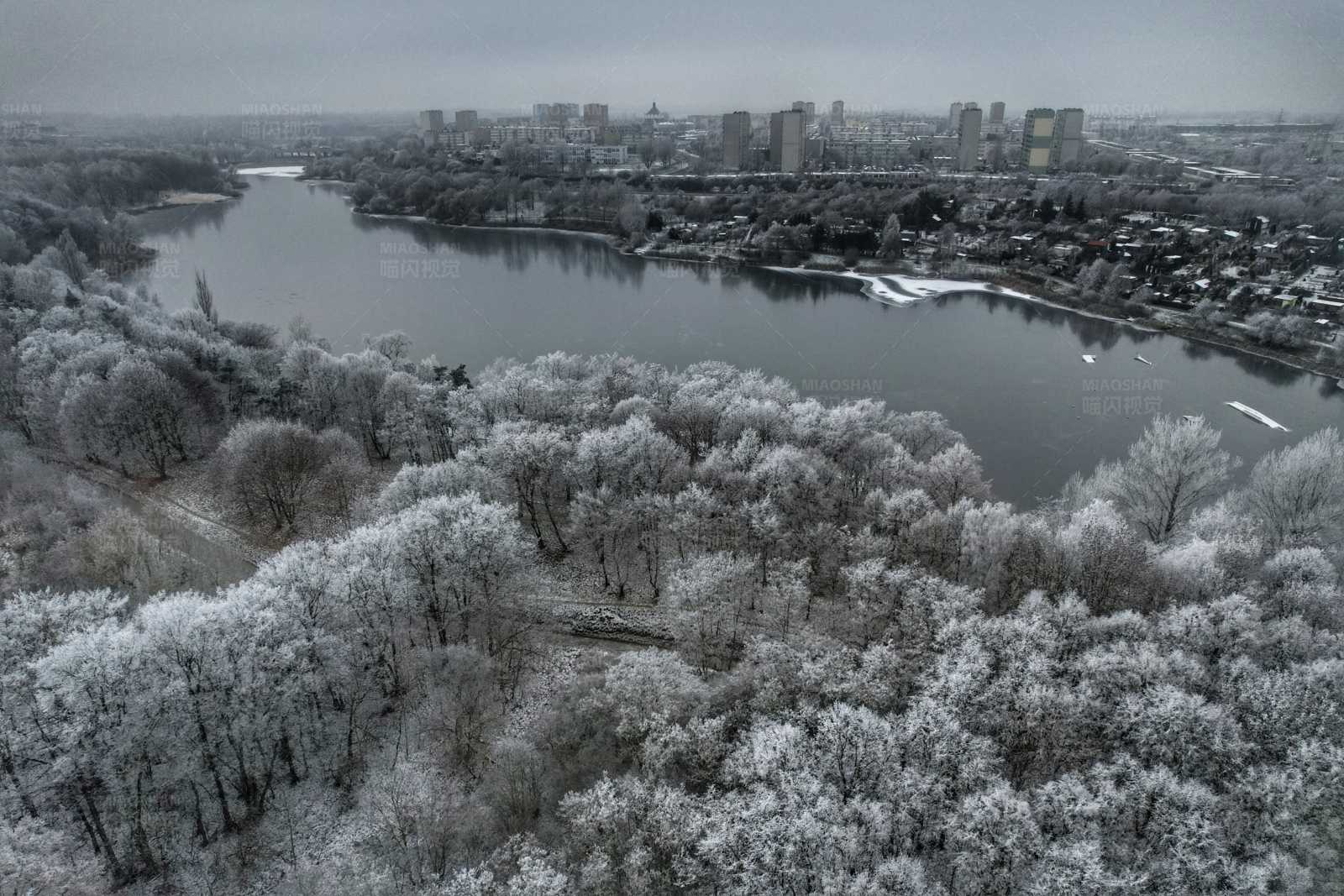 冬日雪景城市湖泊图片