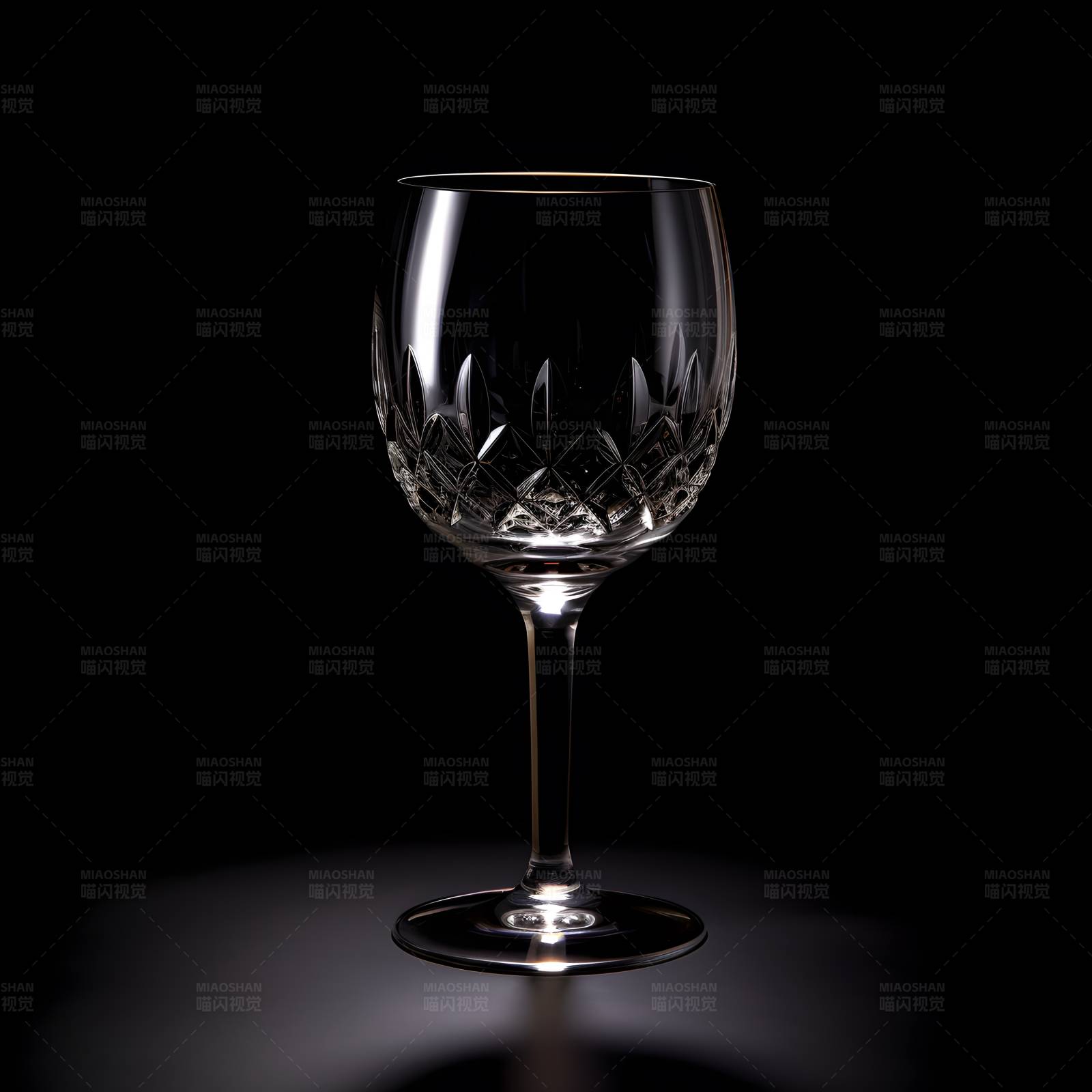 水晶酒杯的优雅姿态图片