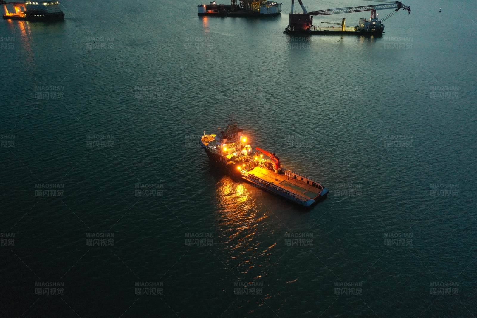 夜航的船只图片
