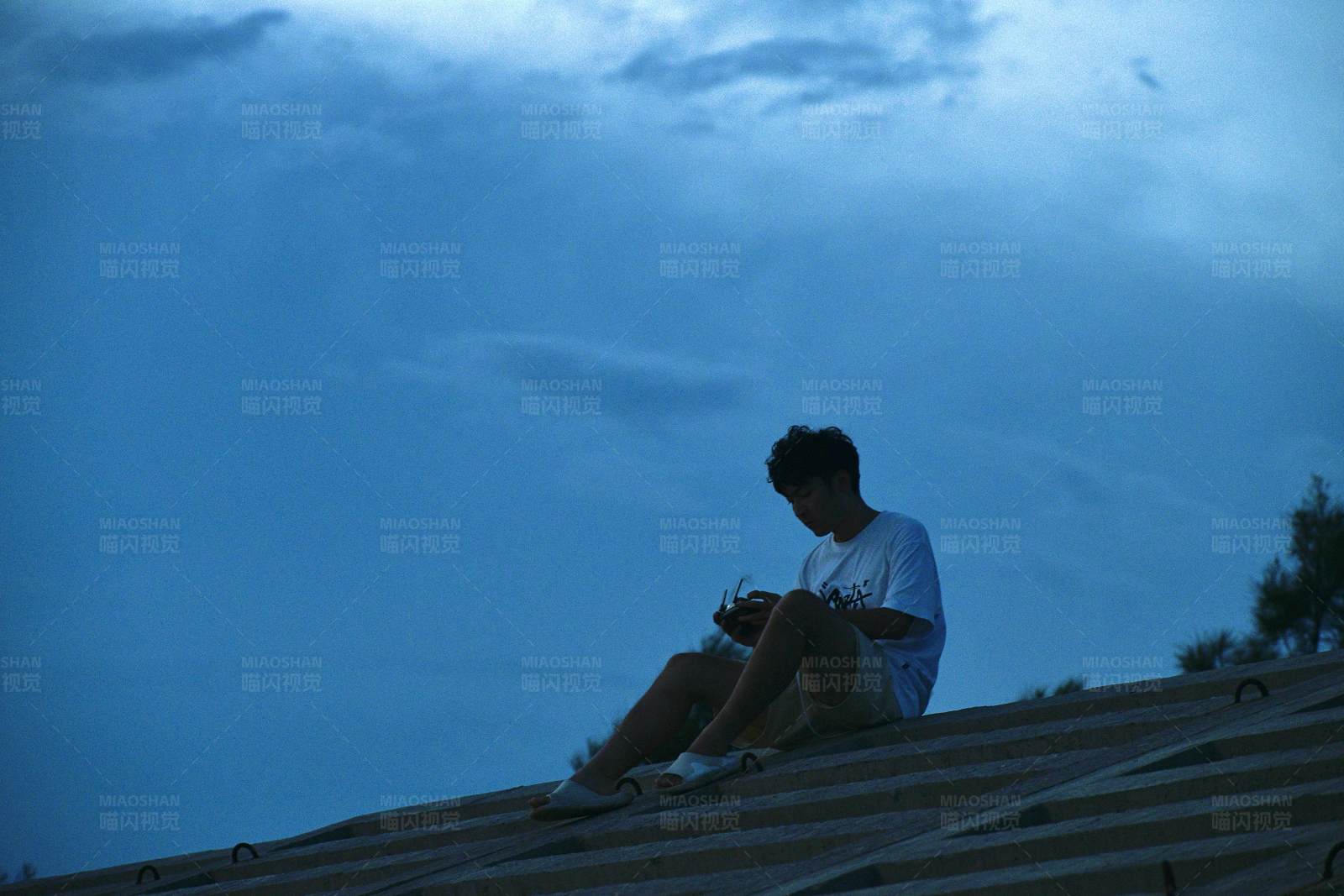 屋顶上的孤独身影图片