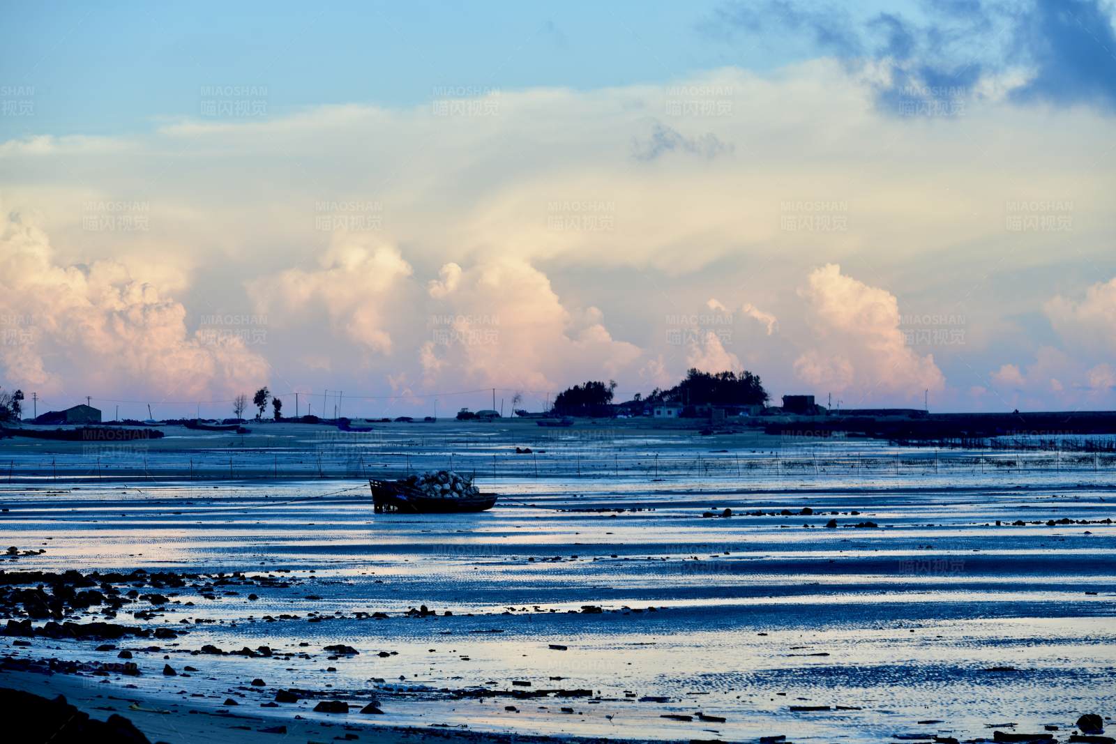 海天一色 孤舟漂泊图片