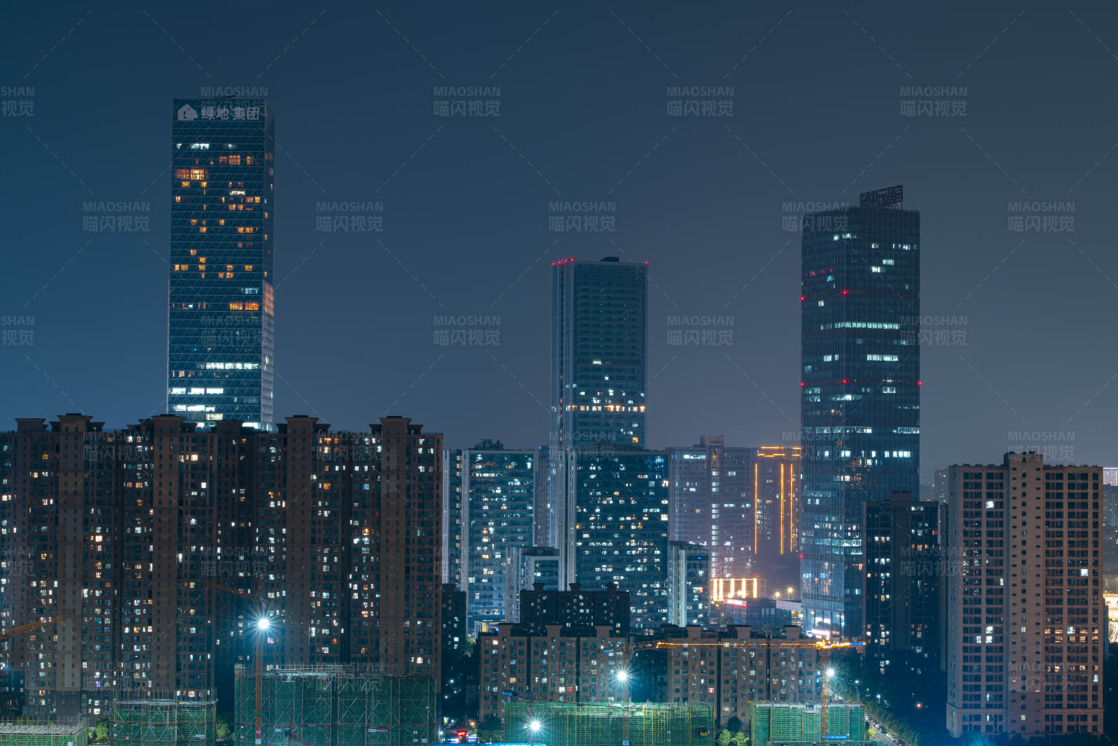 夜幕下的城市天际线图片