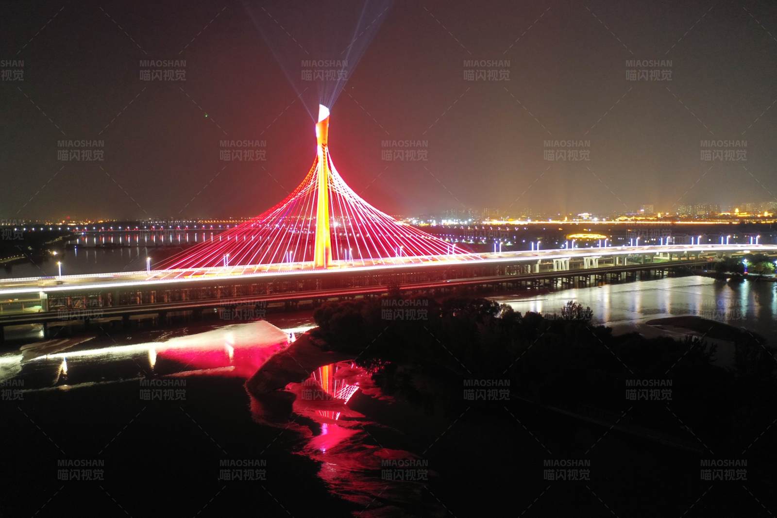 夜色中的璀璨桥梁图片