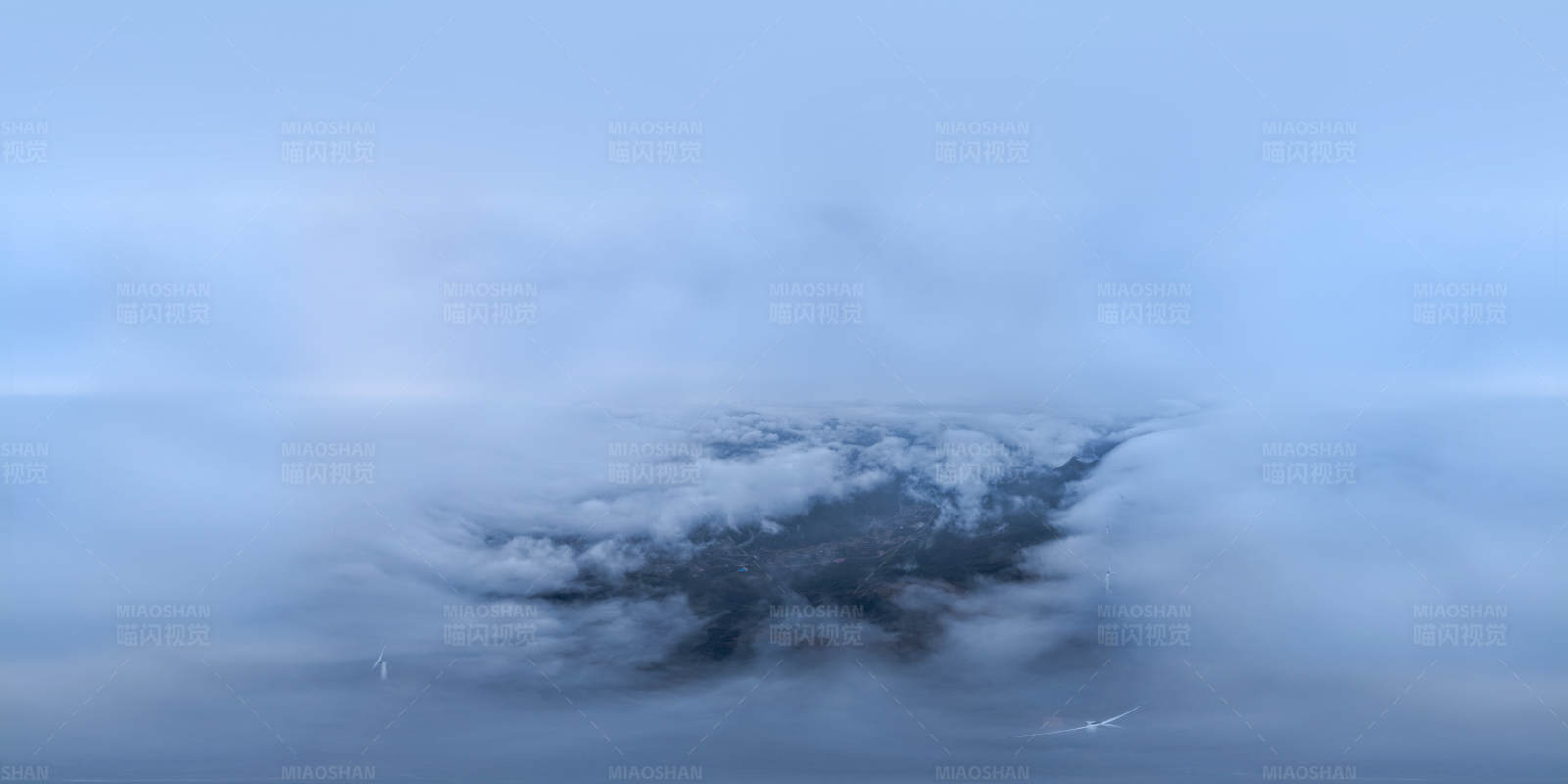 云端俯瞰雪山城市图片