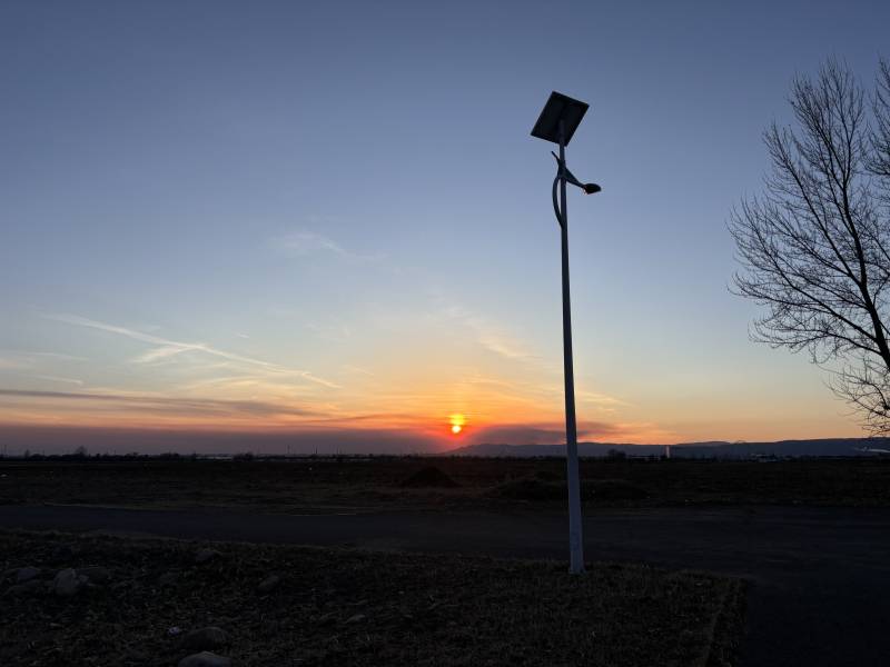 夕阳下的太阳能路灯图片