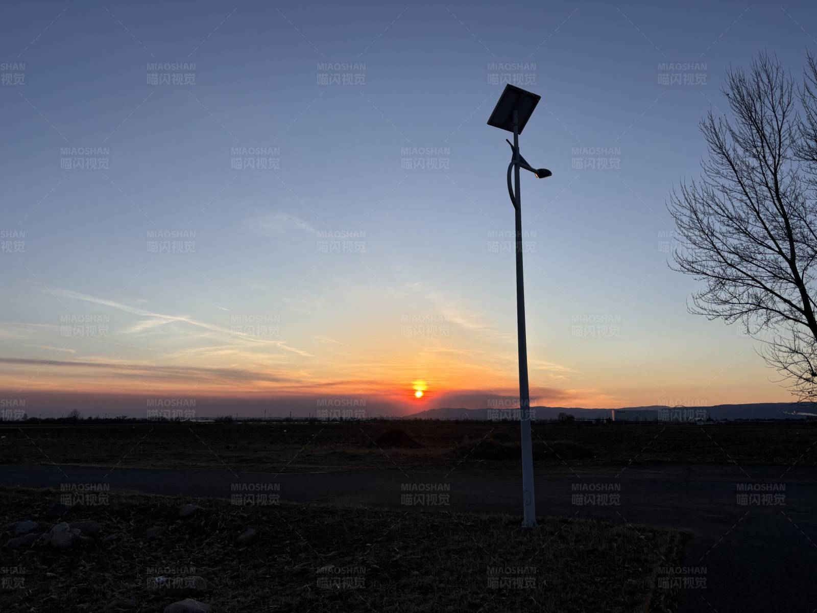 夕阳下的太阳能路灯图片