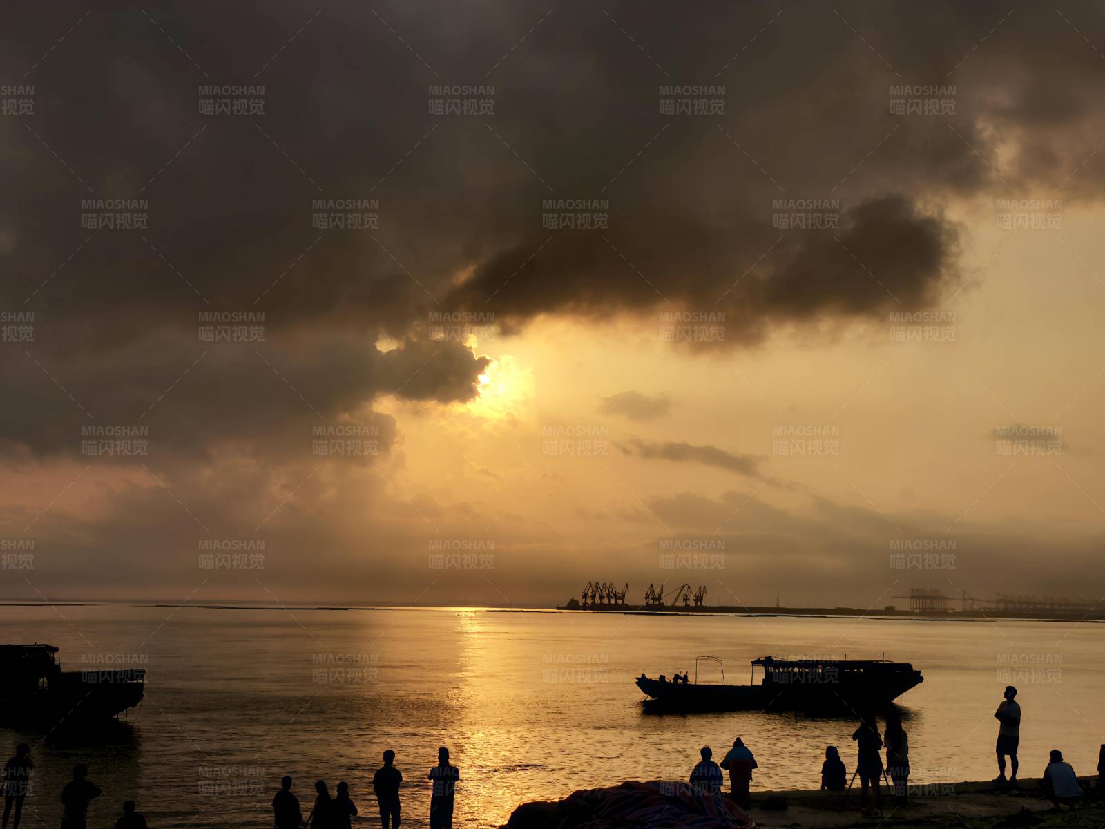 夕阳下的码头剪影图片