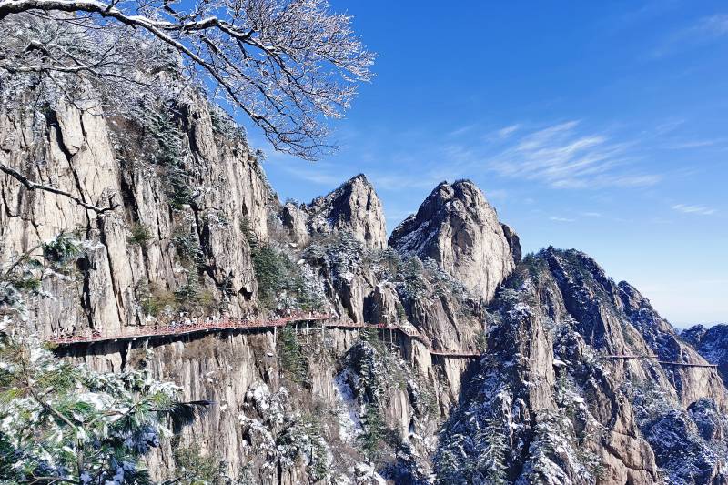 雪后老君山的壮丽景色图片