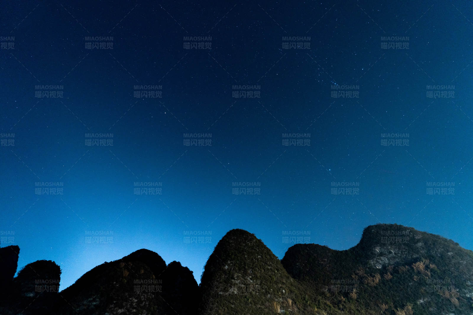 夜空下的山峰剪影图片