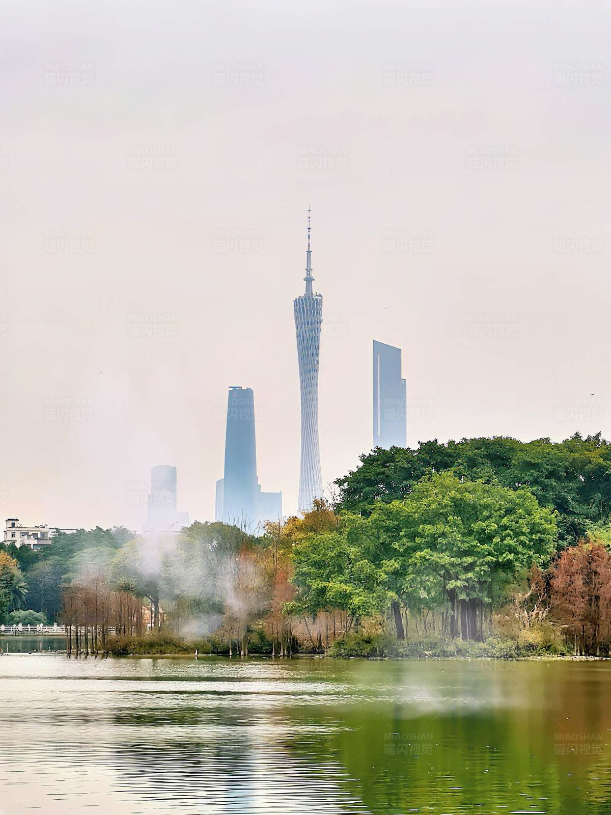 城市湖光塔影图片