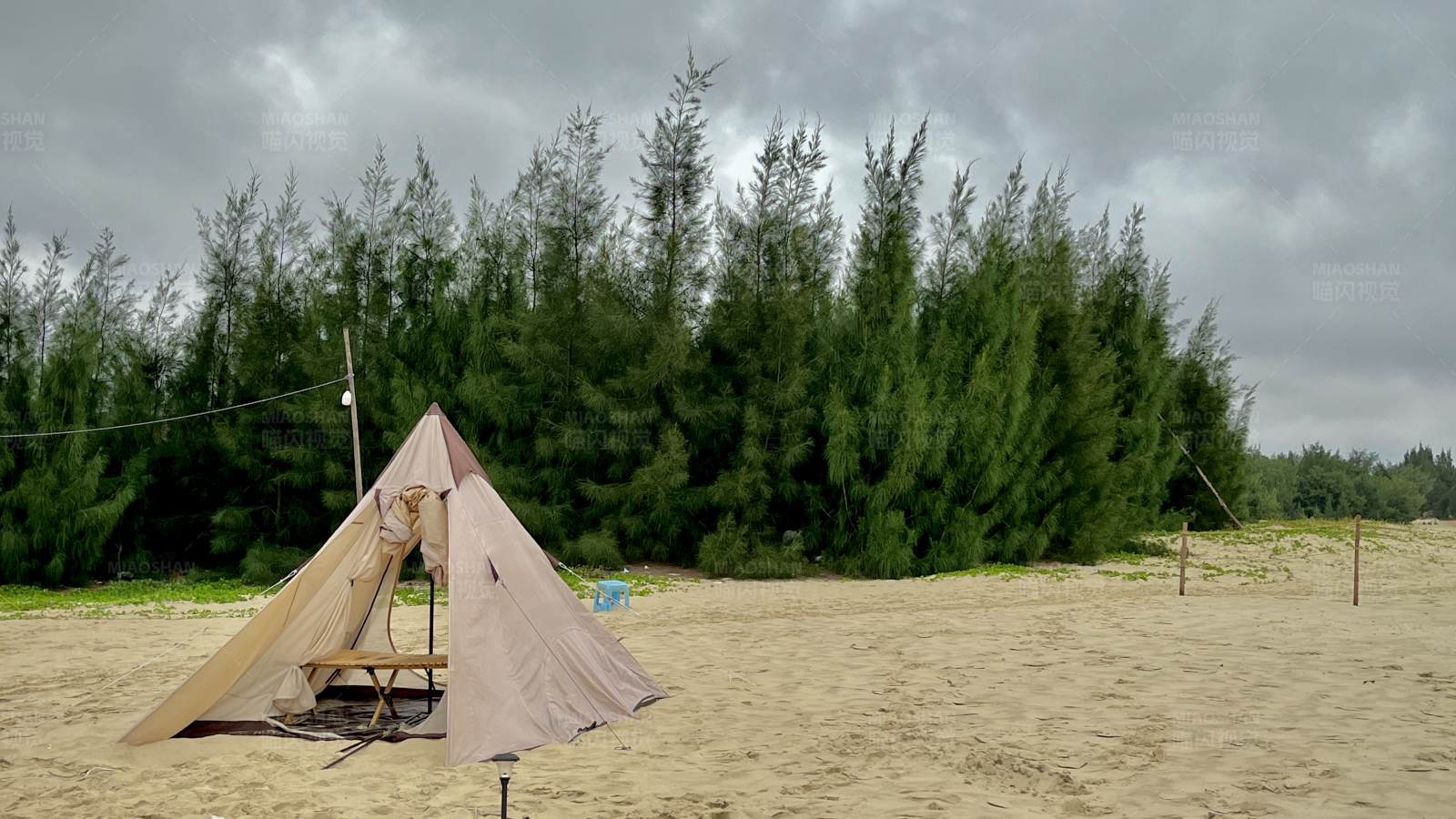 沙滩上的帐篷图片