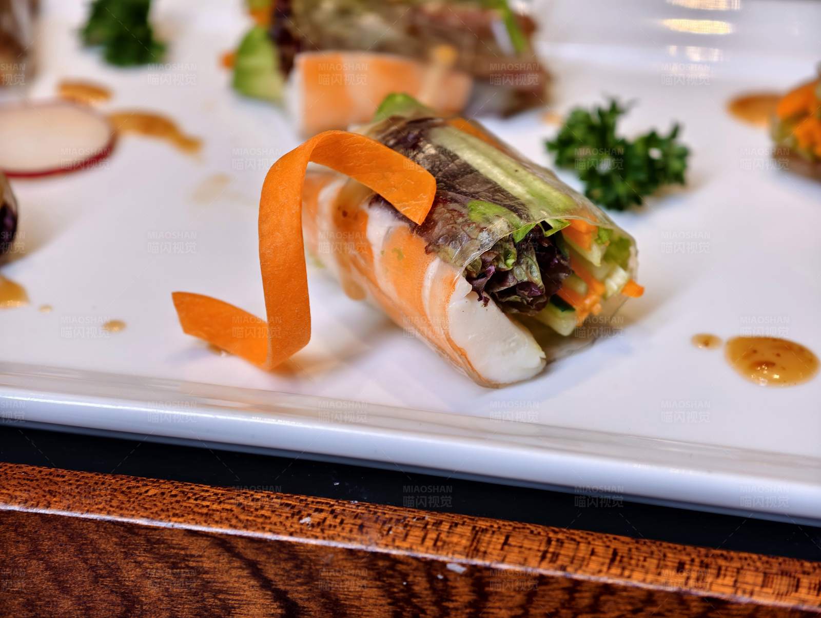 精美卷饼配蔬菜丝图片