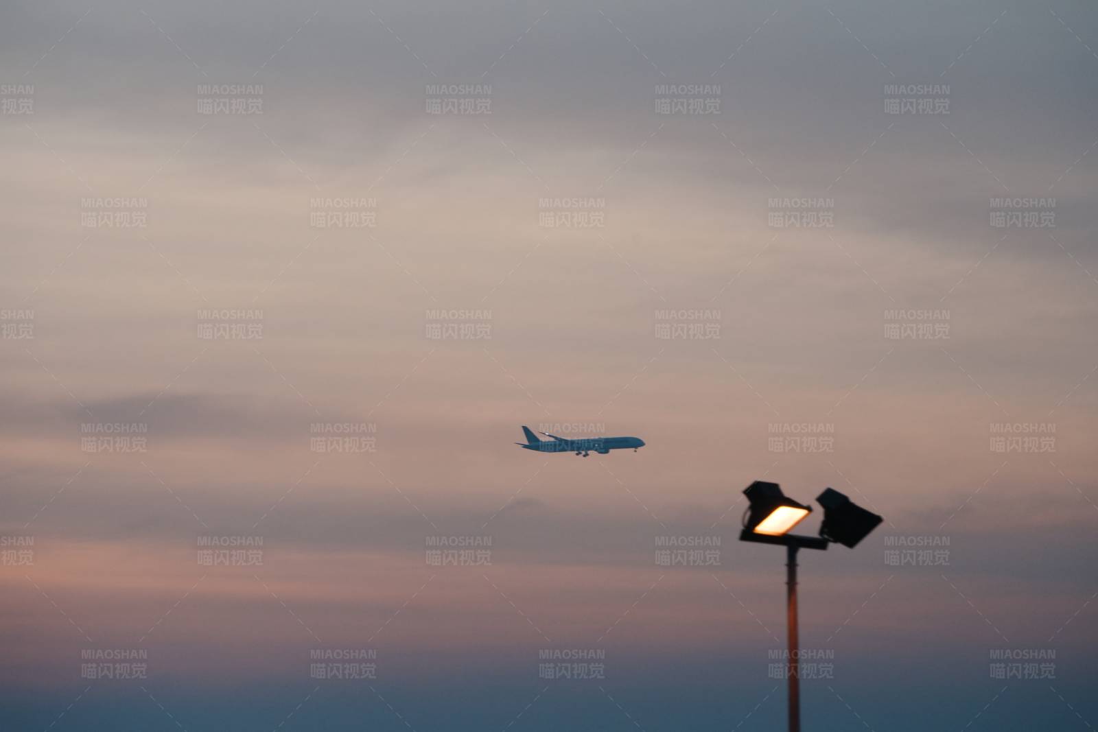 黄昏时分的航班图片