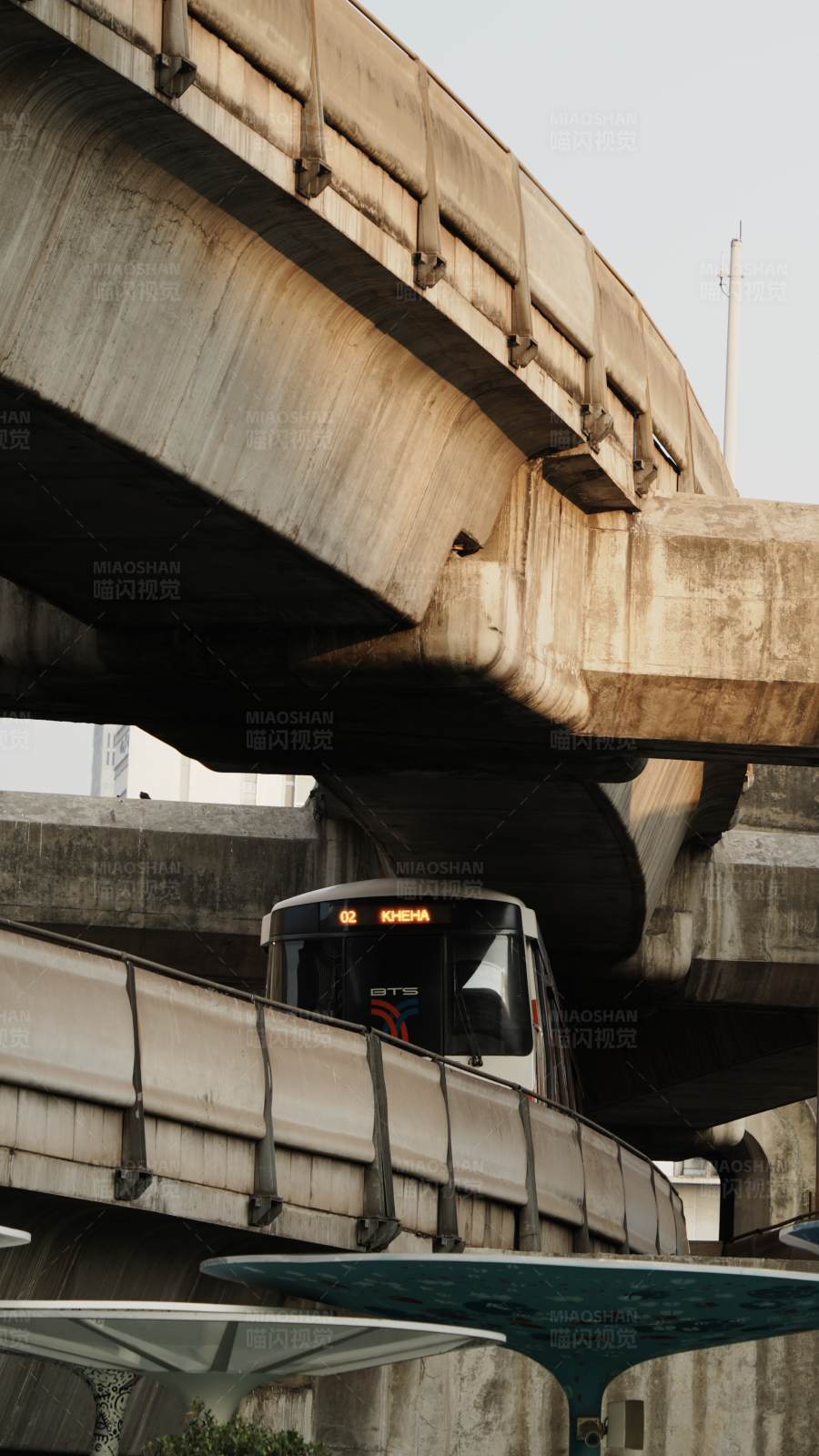 城市公交与高架桥图片